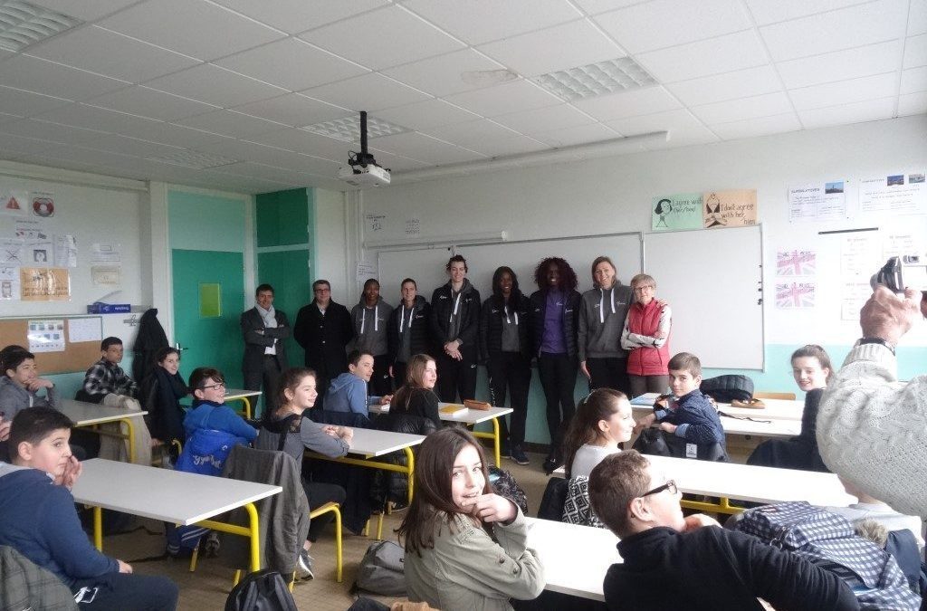 Des joueuses professionnelles de Basket au collège