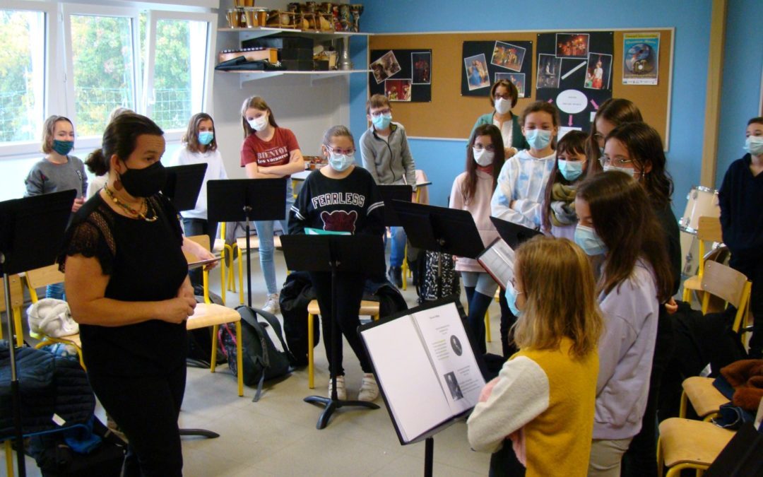 Une professeure de chant au collège