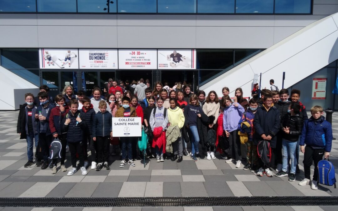 Une quarantaine de jeunes découvrent le hockey sur glace.